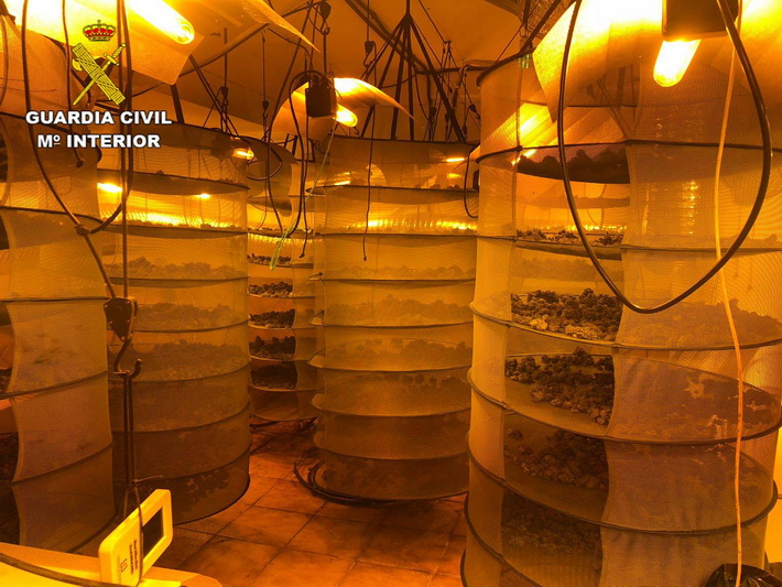 La Guardia Civil desmantela un laboratorio para la elaboracin de hachs junto a un colegio de Alhendn